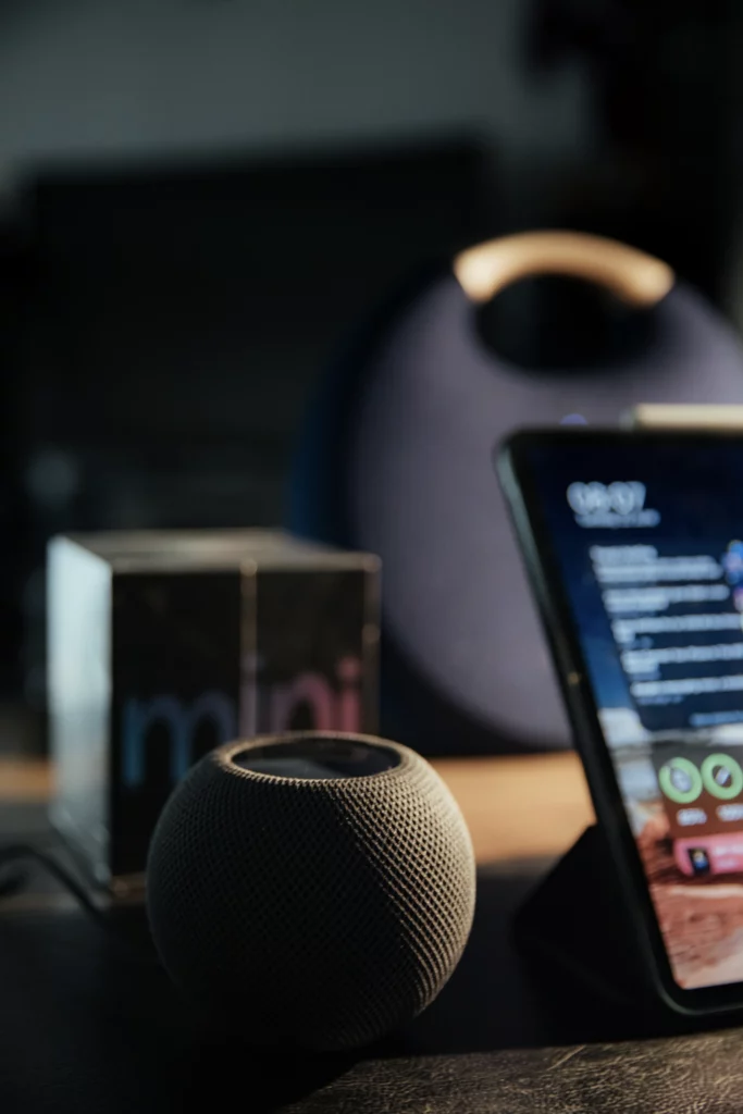 HomePod mini et iPhone utilisés pour la recherche vocale